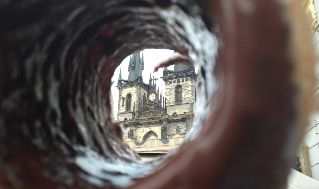 Praga vista de dentro de um Trdelnik recheado com Nutella