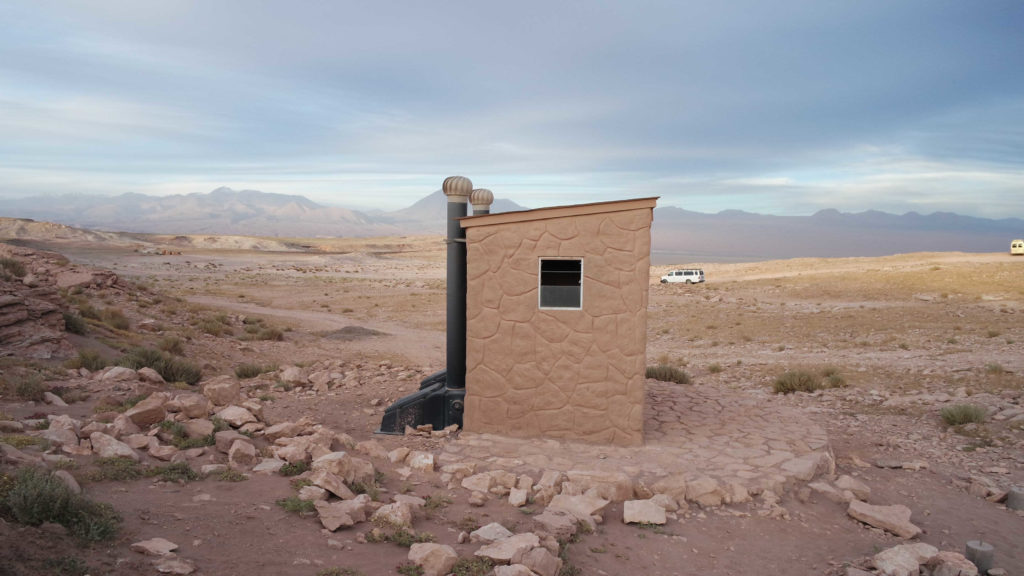 Um banheiro no meio do deserto, no Vale de la Luna