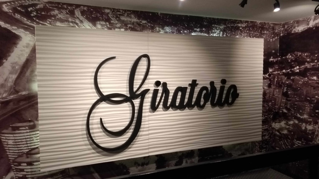 Giratorio, escrito em letras elegantes na entrada do restaurante