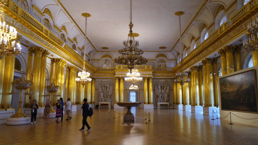 Salão amplo e adornado em ouro do Hermitage