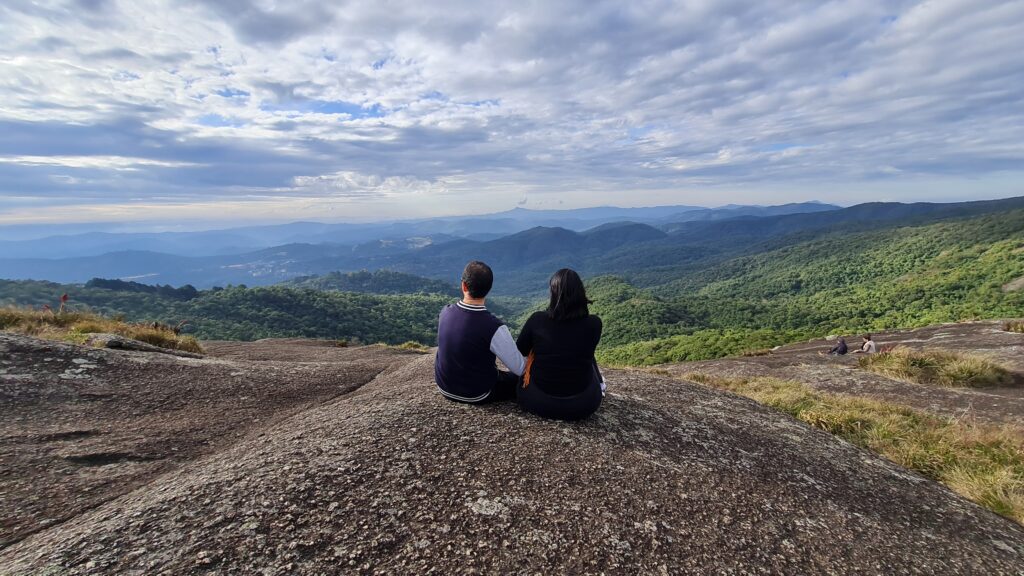 Sentados na Pedra Redonda, eu e minha esposa, apreciando a vista